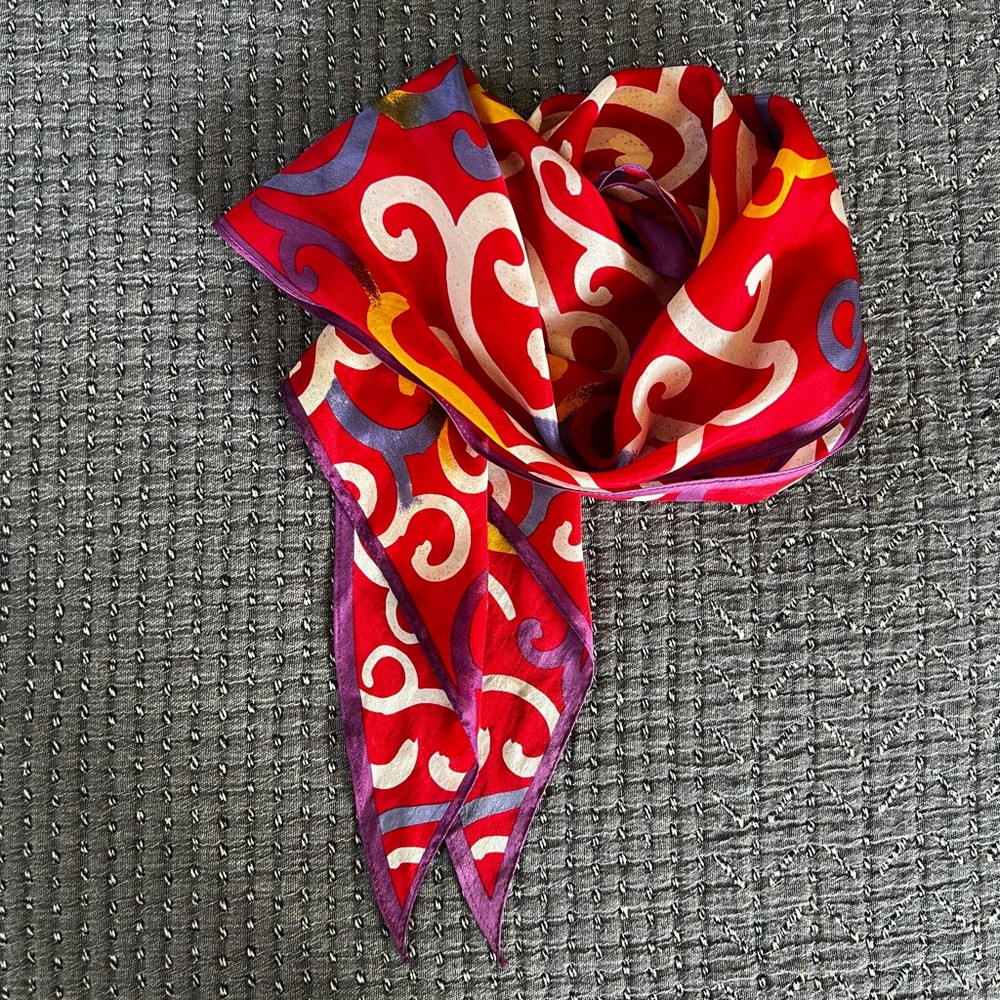 Delicate vintage 100% red silk Oscar de la Renta scarf bandeau